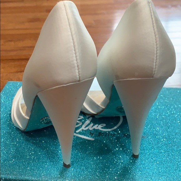 Betsy Johnson White Satin Open Toe Pump size 7.5 - Picture 6 of 8